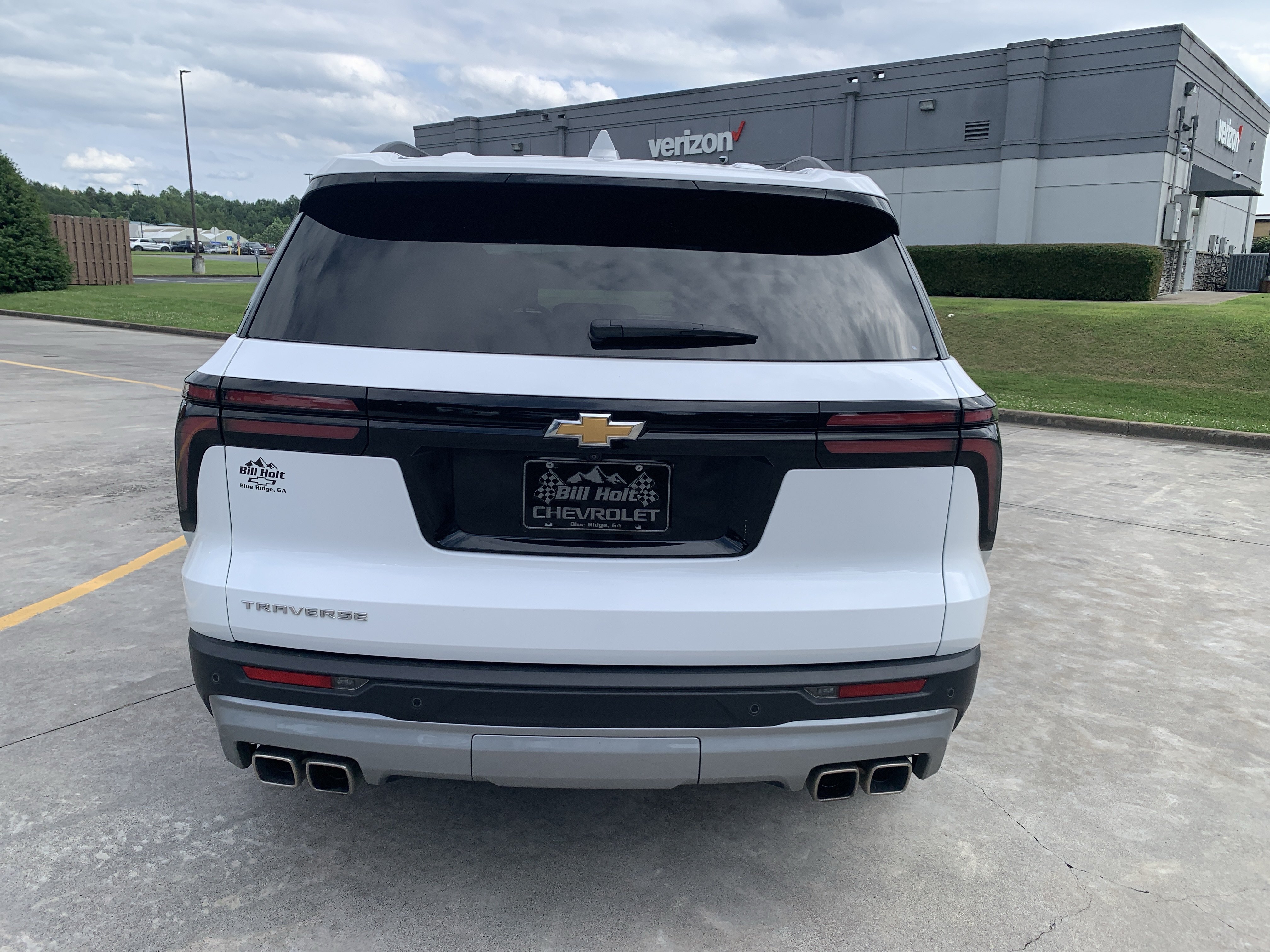 Used 2025 Chevrolet Traverse LT w/ Sun and Wheel Package FWD image 3
