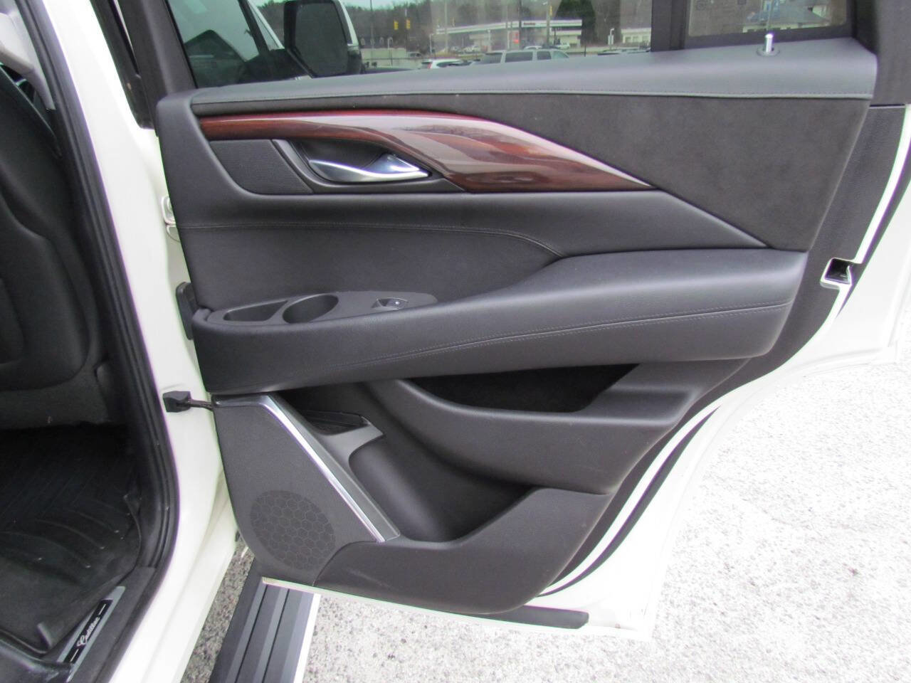 Used 2015 Cadillac Escalade Premium image 17