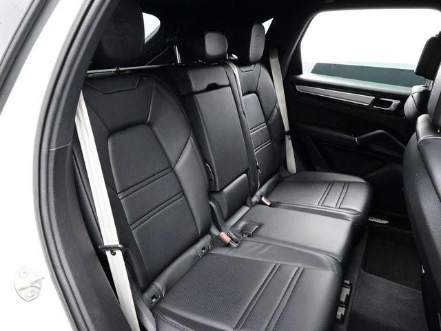 Certified 2022 Porsche Cayenne Platinum Edition image 17