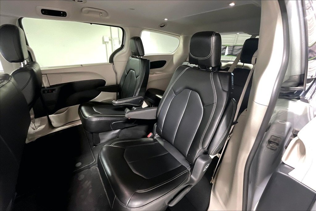 Used 2024 Chrysler Pacifica Touring-L FWD image 31