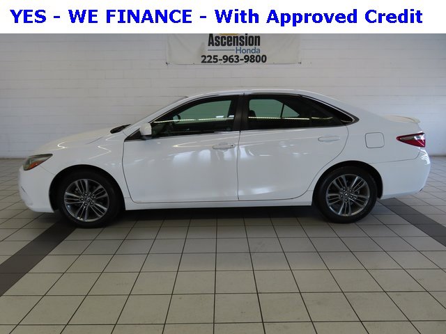 Used 2017 Toyota Camry SE image 3