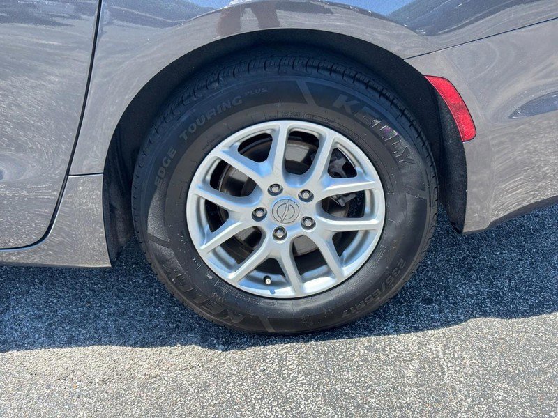 Used 2020 Chrysler Pacifica Touring FWD image 9