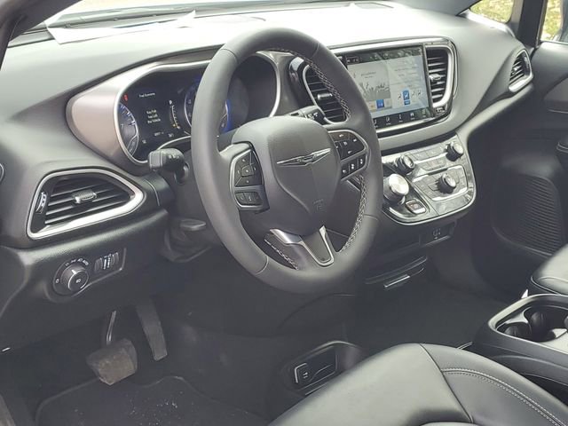 Used 2026 Chrysler Pacifica Select FWD image 6
