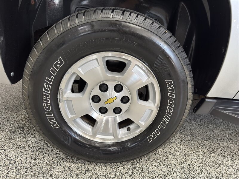 Used 2011 Chevrolet Suburban LS RWD image 30