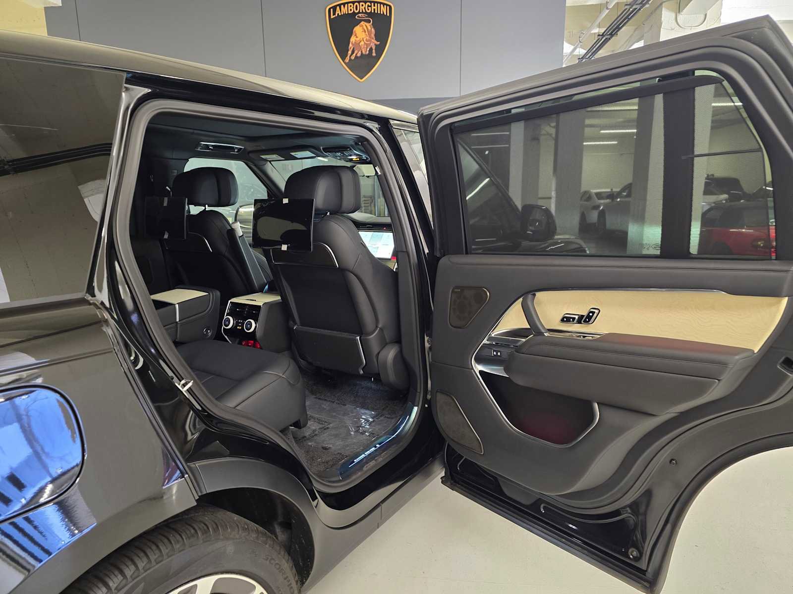 New 2025 Land Rover Range Rover SV image 14