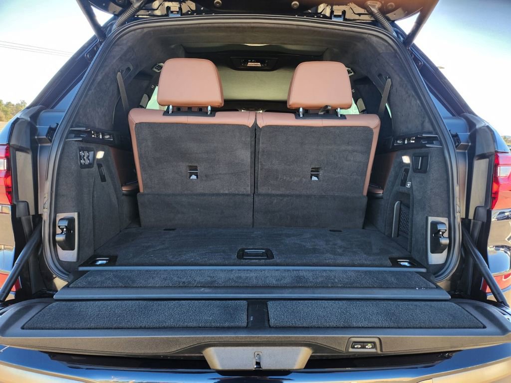 Used 2022 BMW X7 M50i w/ Dynamic Handling Package image 17