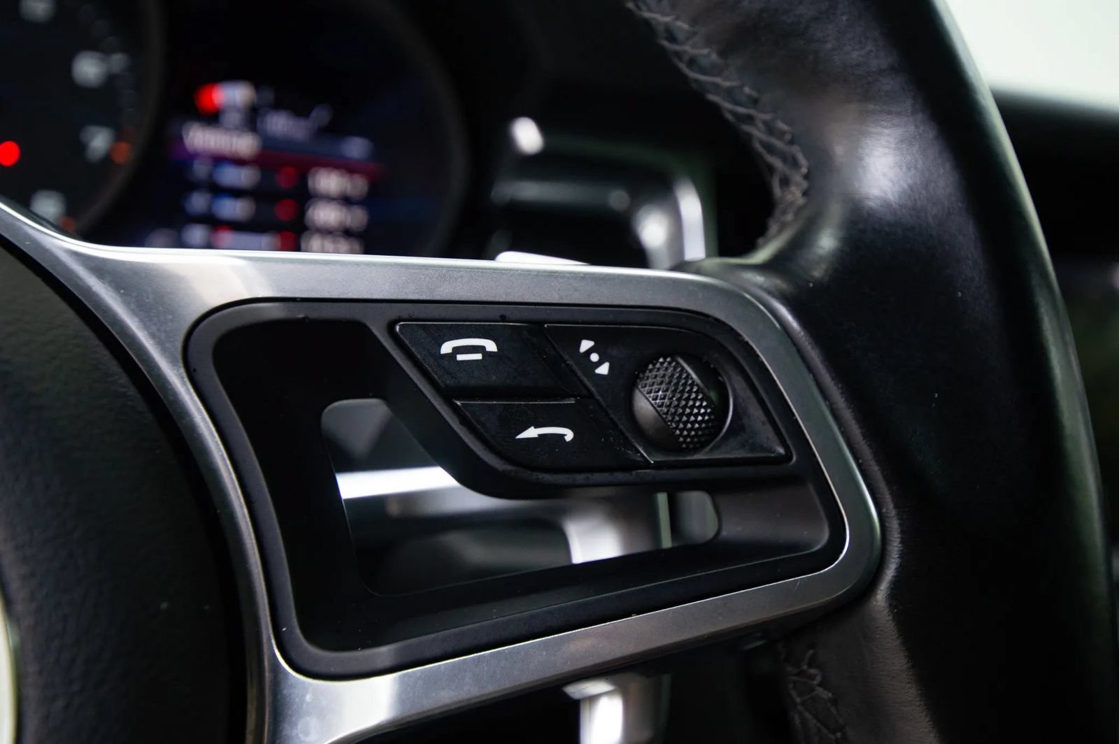 Used 2021 Porsche Macan w/ Premium Package Plus AWD/4WD image 46