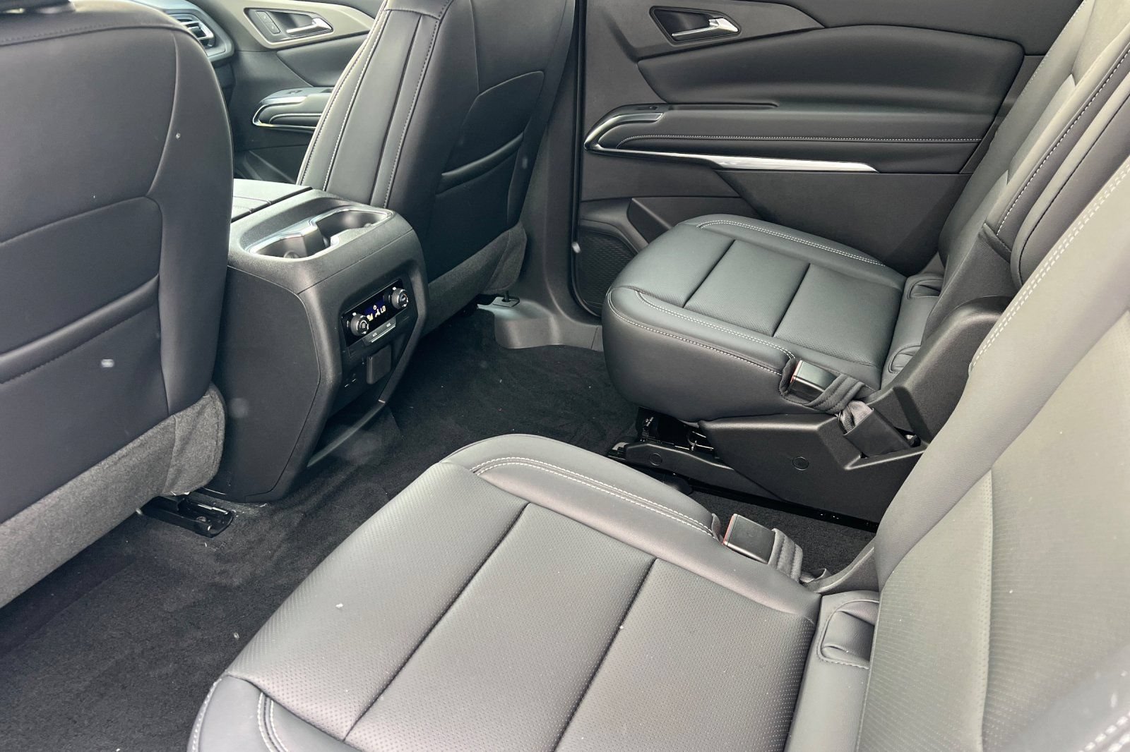 New 2026 Chevrolet Traverse LT w/ Midnight/Sport Edition AWD/4WD image 9