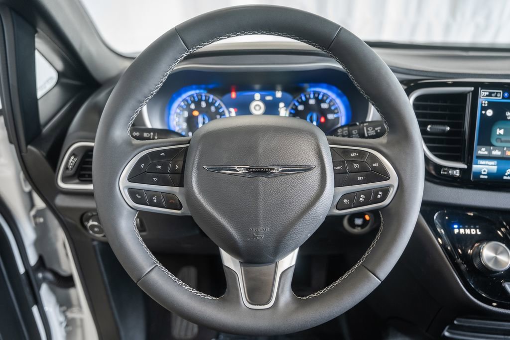 Used 2025 Chrysler Pacifica Select image 31