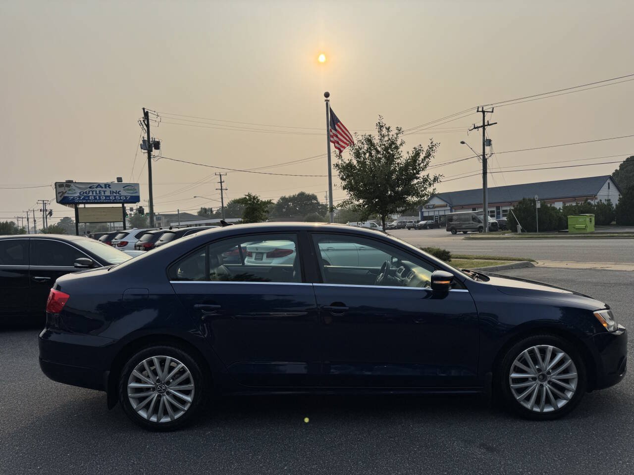 Used 2011 Volkswagen Jetta SEL FWD image 3