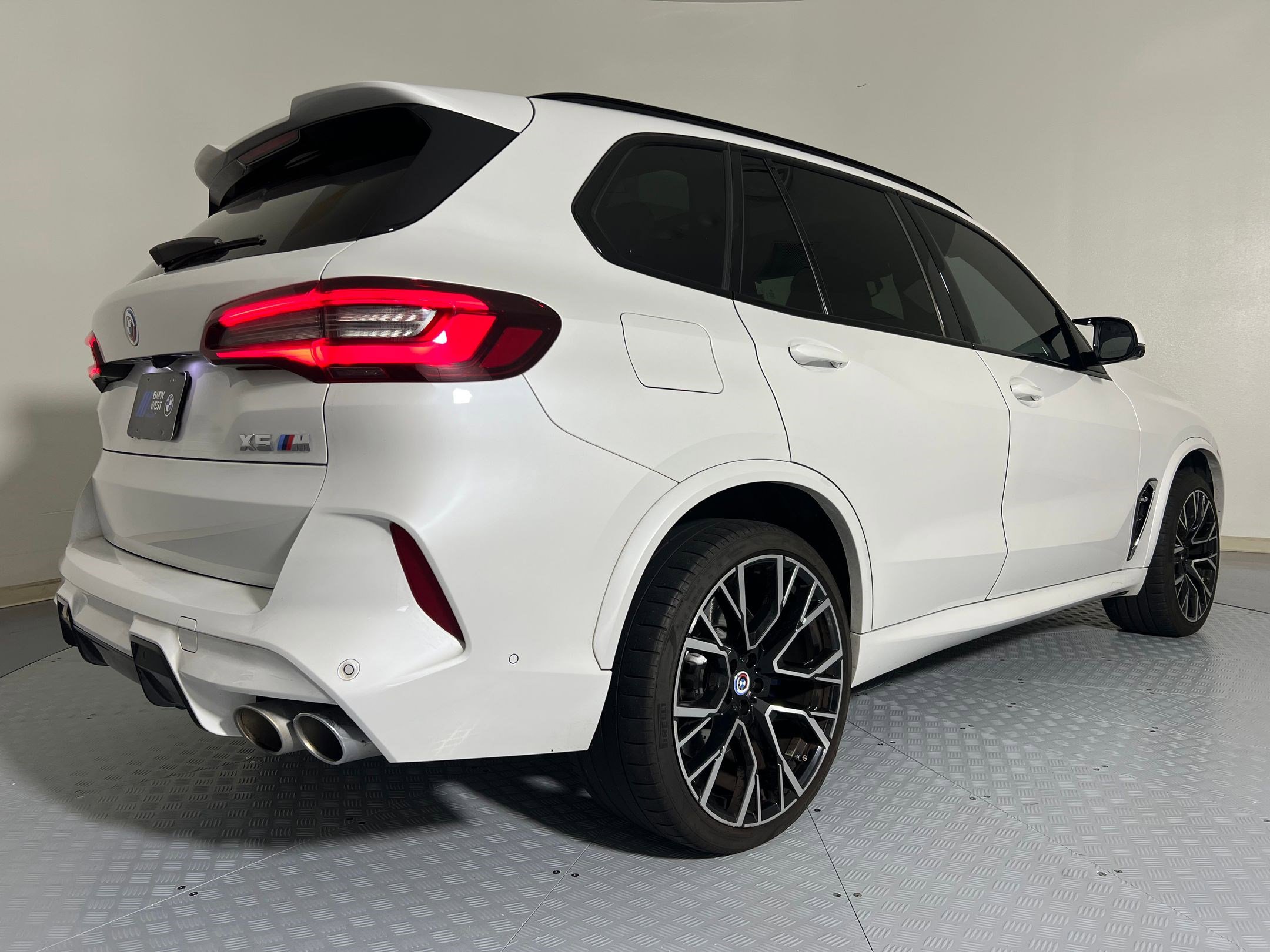 Used 2022 BMW X5 M w/ Executive Package image 8