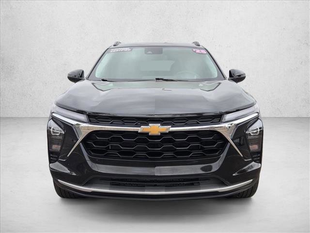 Used 2025 Chevrolet Trax LT w/ LT Convenience Package image 2