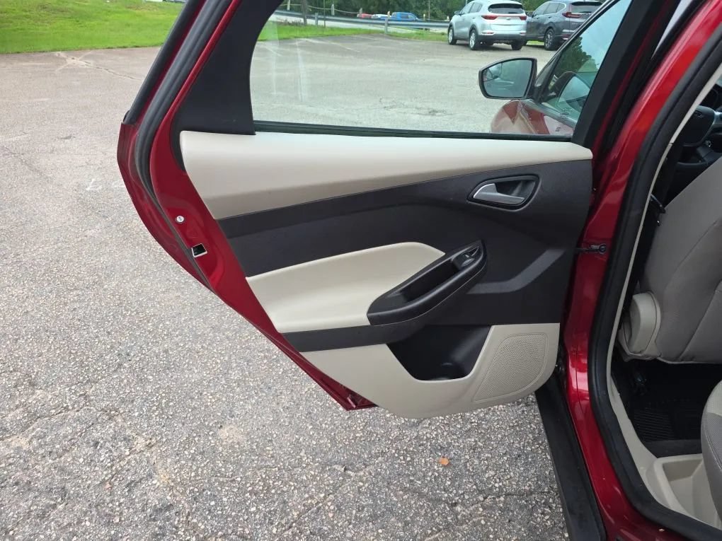 Used 2014 Ford Focus SE w/ SE Winter Package FWD image 35