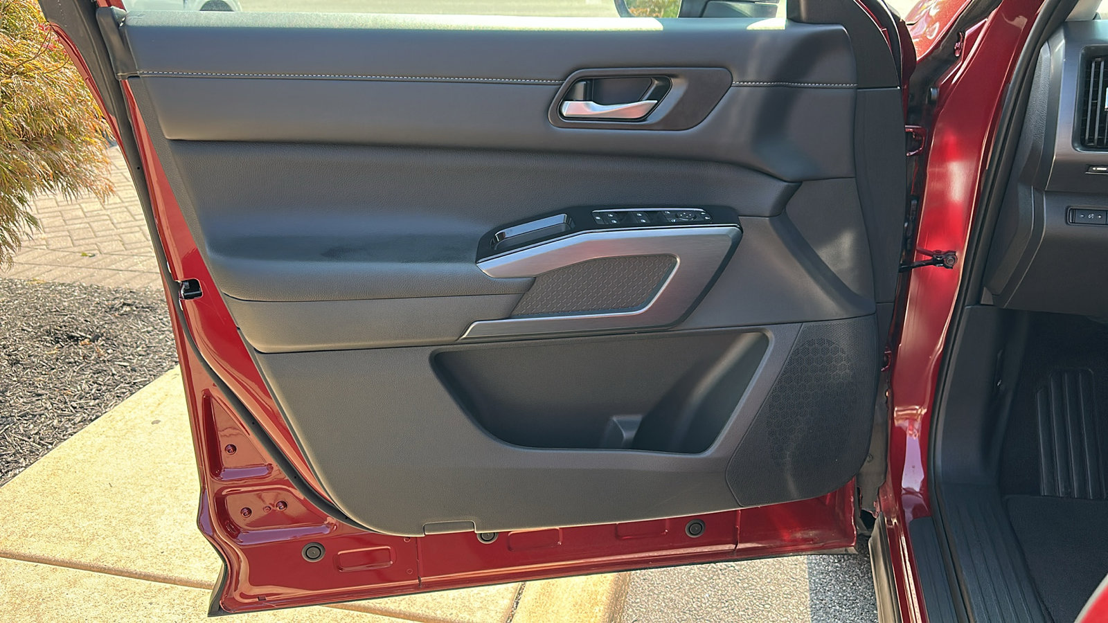 Certified 2025 Nissan Pathfinder SL image 12