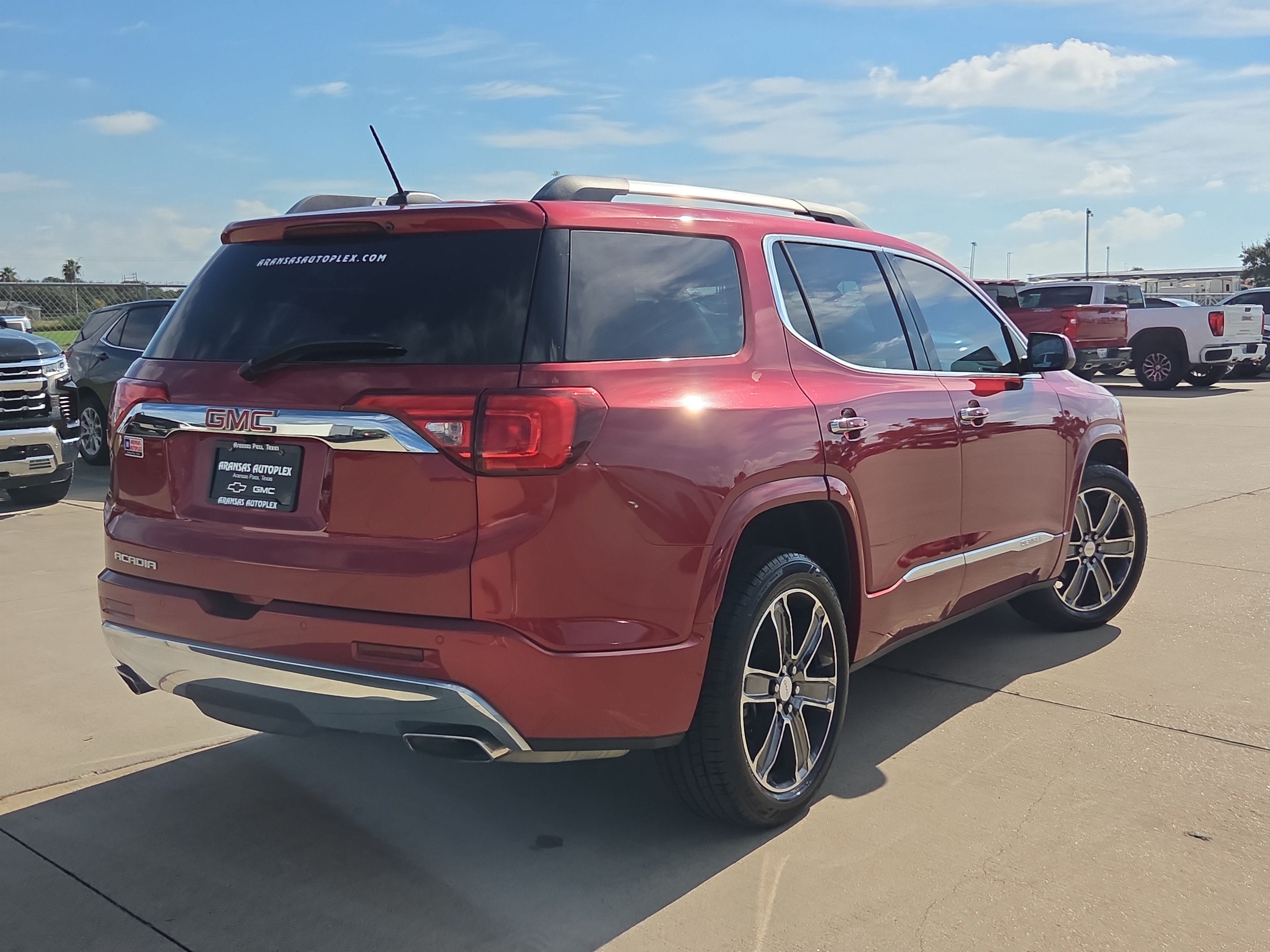Used 2019 GMC Acadia Denali w/ Technology Package FWD image 5