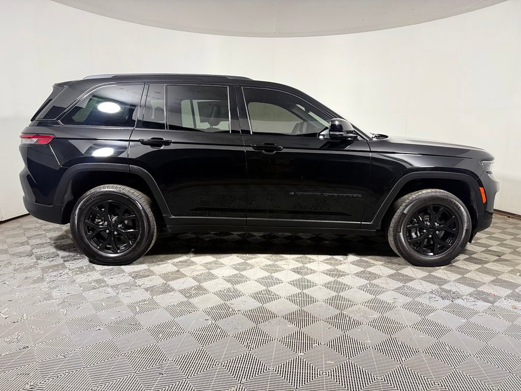 Used 2025 Jeep Grand Cherokee Altitude AWD/4WD image 8