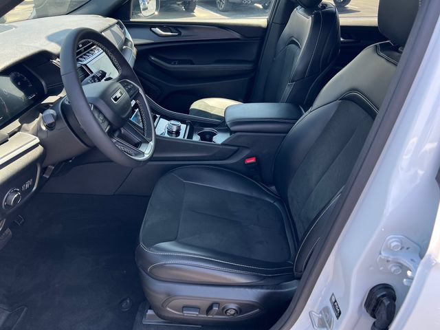 Used 2025 Jeep Grand Cherokee Altitude AWD/4WD image 10