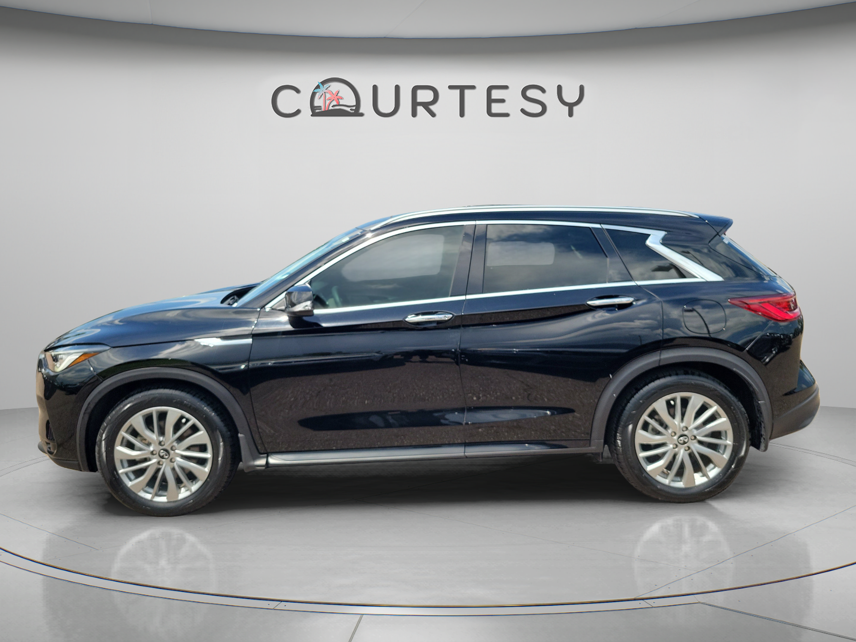Used 2023 INFINITI QX50 Luxe FWD image 2