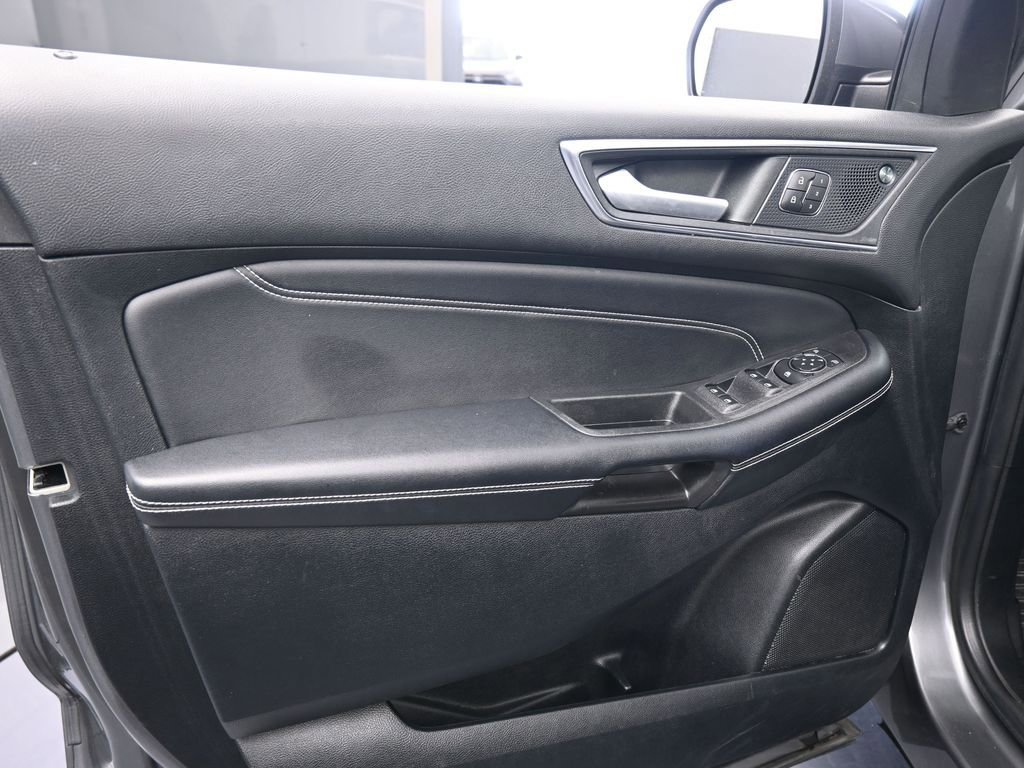 Used 2022 Ford Edge Titanium image 16