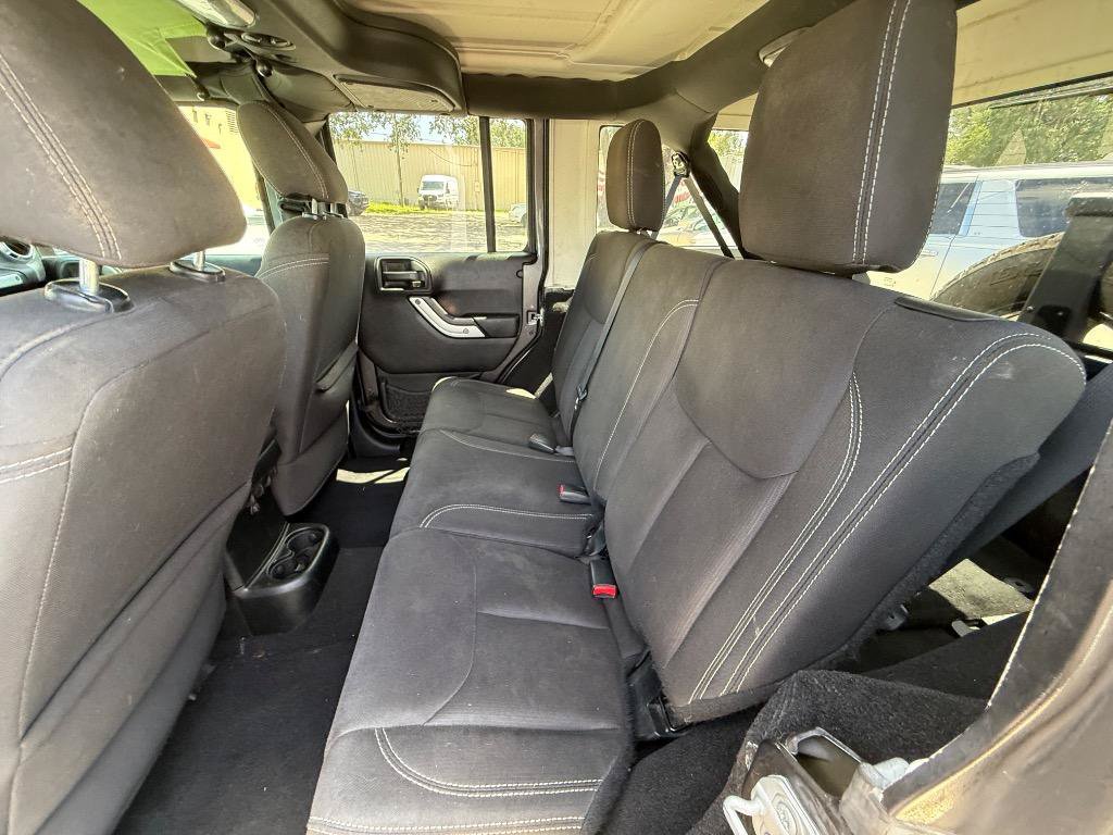 Used 2017 Jeep Wrangler Unlimited Sahara w/ Connectivity Group AWD/4WD image 16