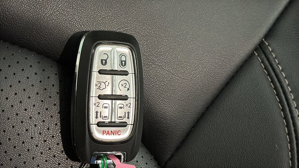 Used 2024 Chrysler Pacifica Touring-L FWD image 38