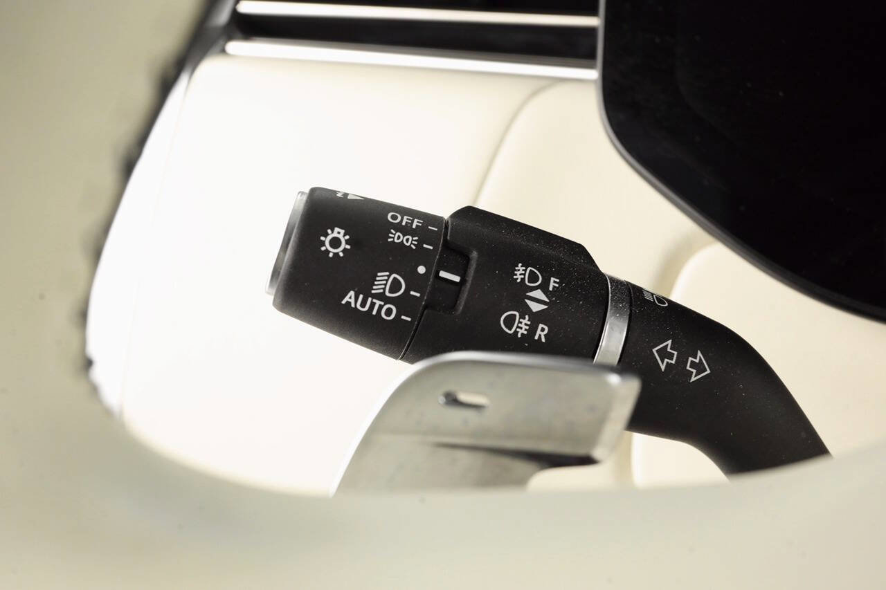 Used 2023 Land Rover Range Rover SE image 25