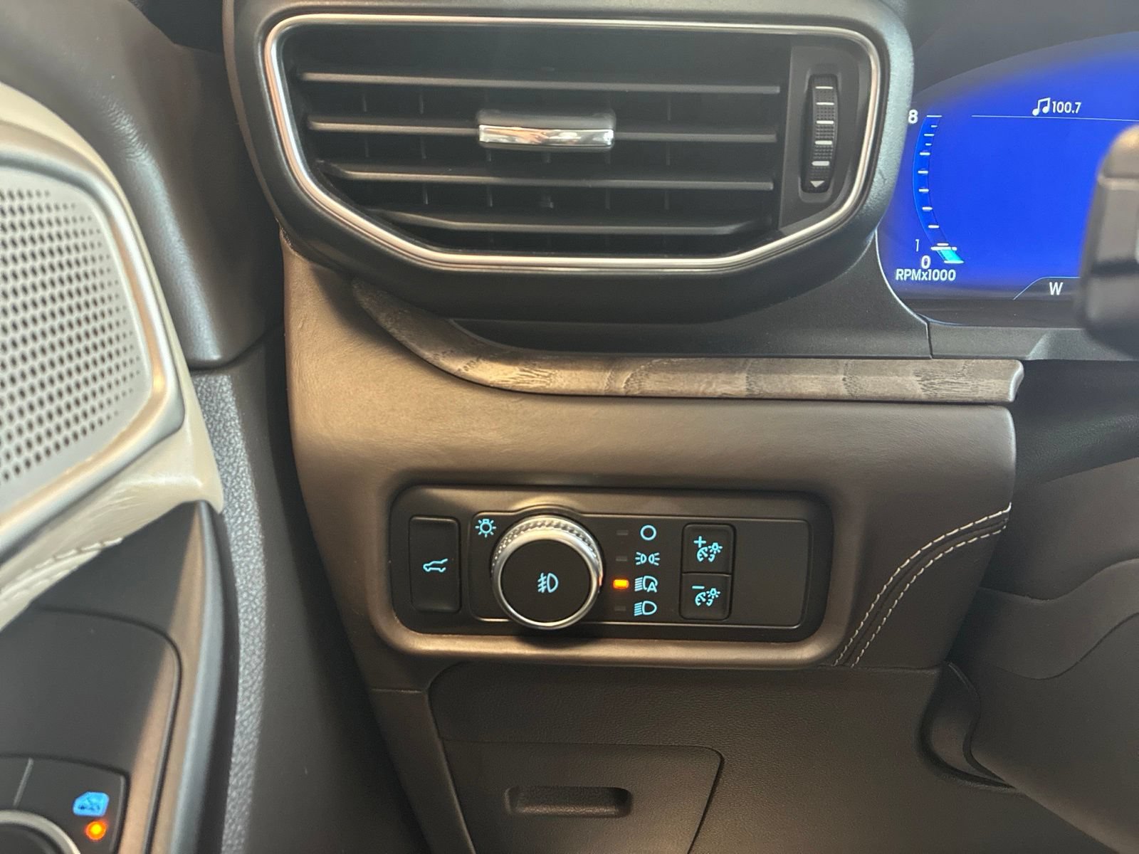 Used 2020 Ford Explorer Platinum w/ Premium Technology Package AWD/4WD image 16