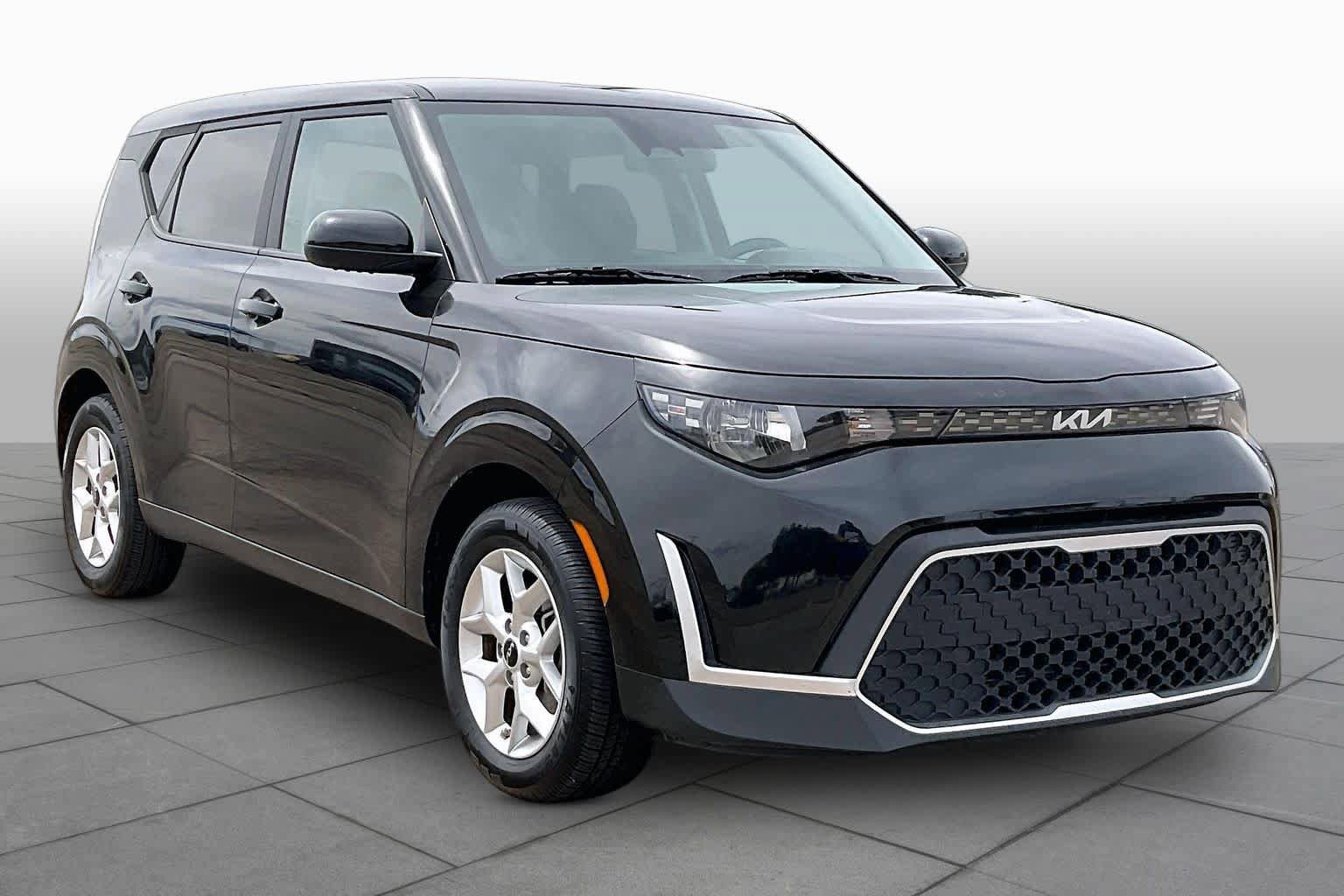 Used 2024 Kia Soul LX w/ Option Group 015 FWD image 3