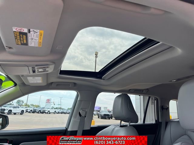 Used 2022 Toyota Highlander XLE AWD/4WD image 20