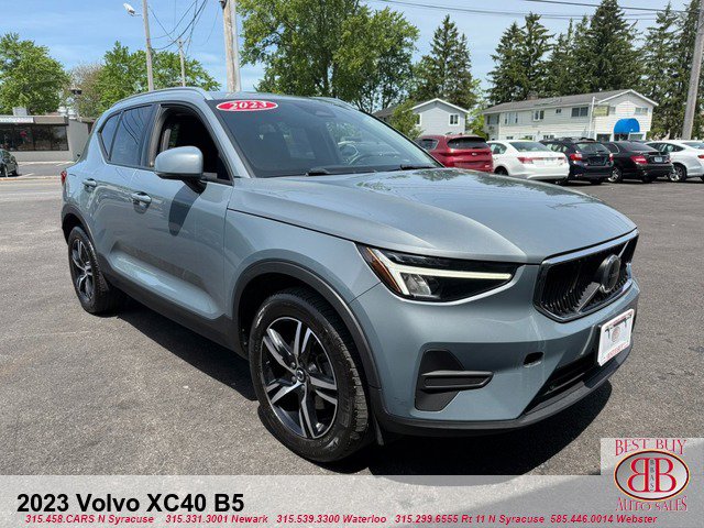 Used 2023 Volvo XC40 B5 Core AWD/4WD image 1