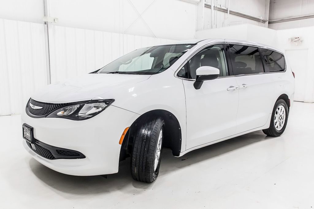 Used 2022 Chrysler Voyager LX image 2