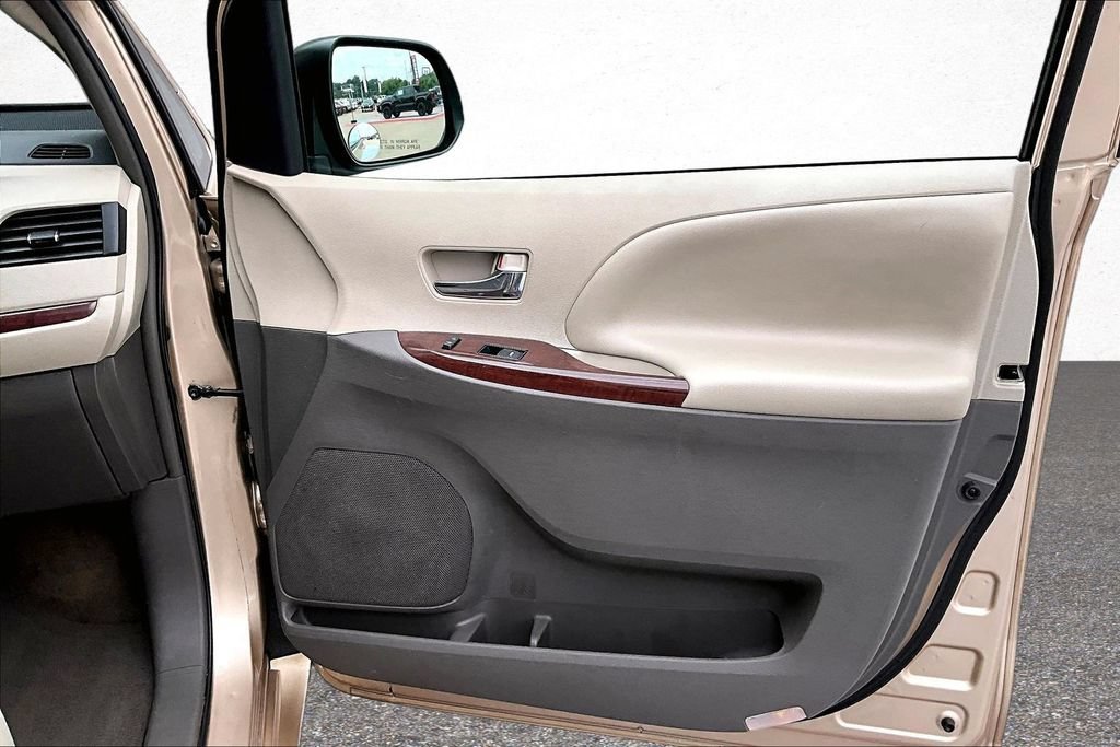 Used 2013 Toyota Sienna XLE FWD image 30