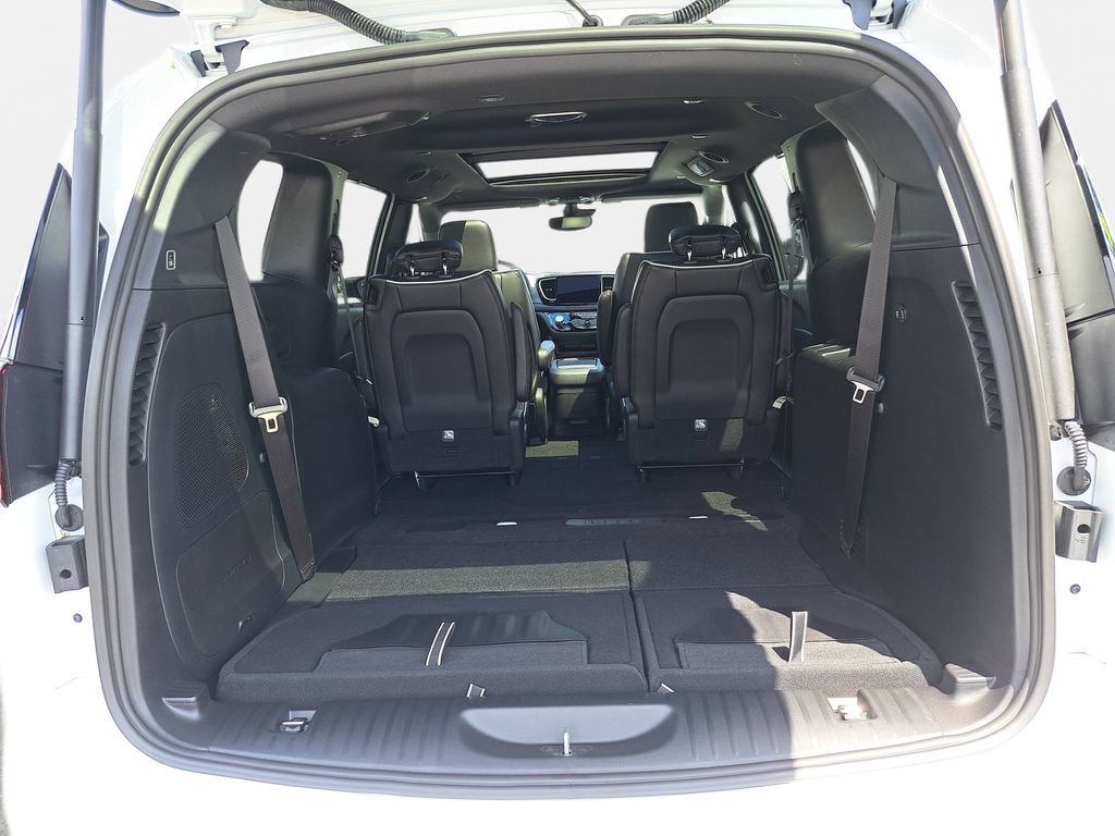 New 2027 Chrysler Pacifica Limited AWD/4WD image 14