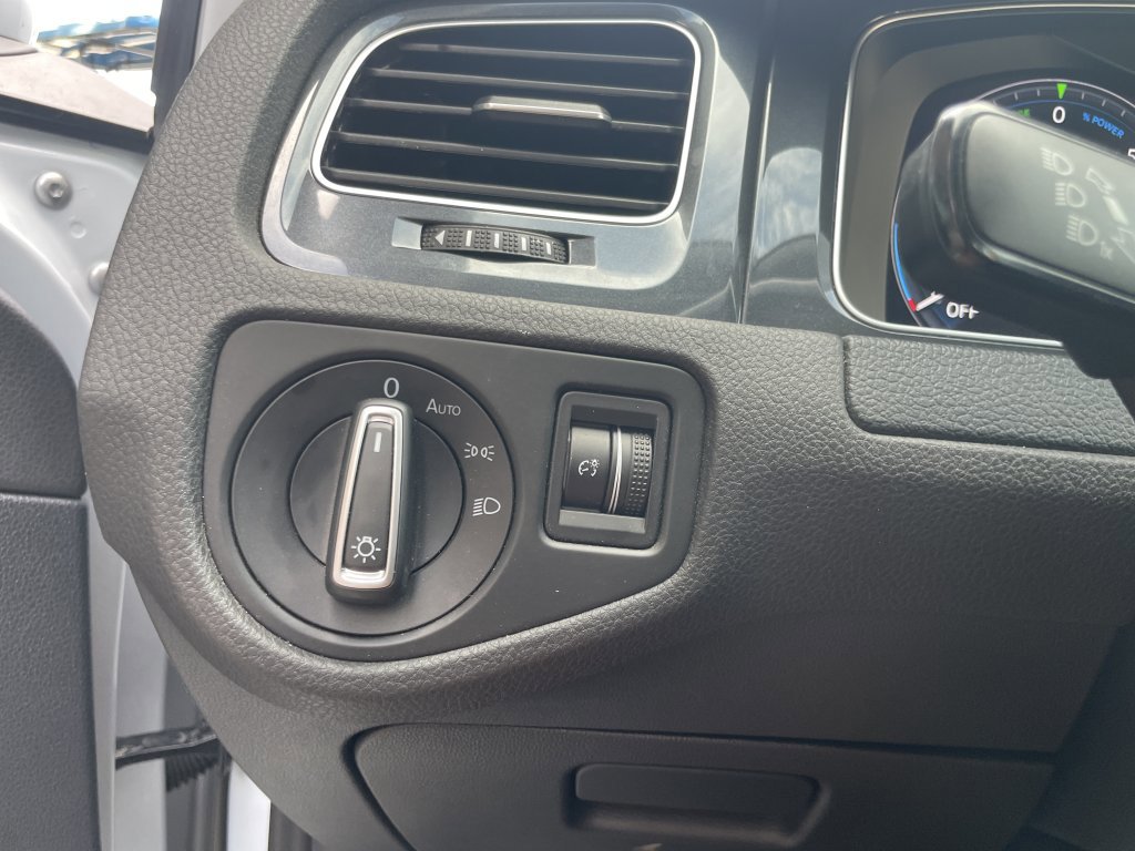 Used 2019 Volkswagen e-Golf SEL Premium image 26