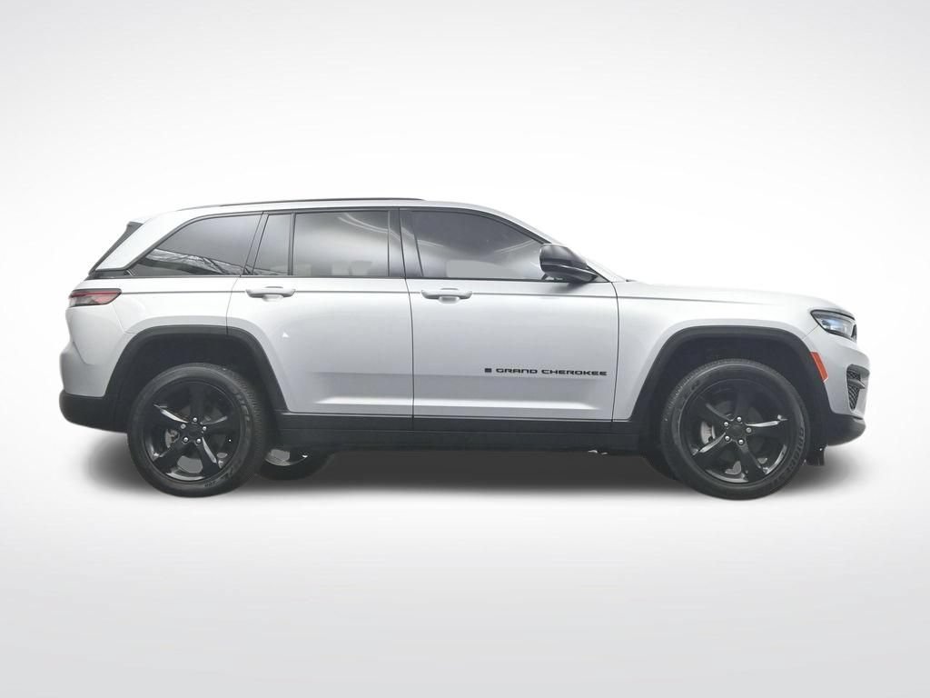 Used 2024 Jeep Grand Cherokee Altitude RWD image 44