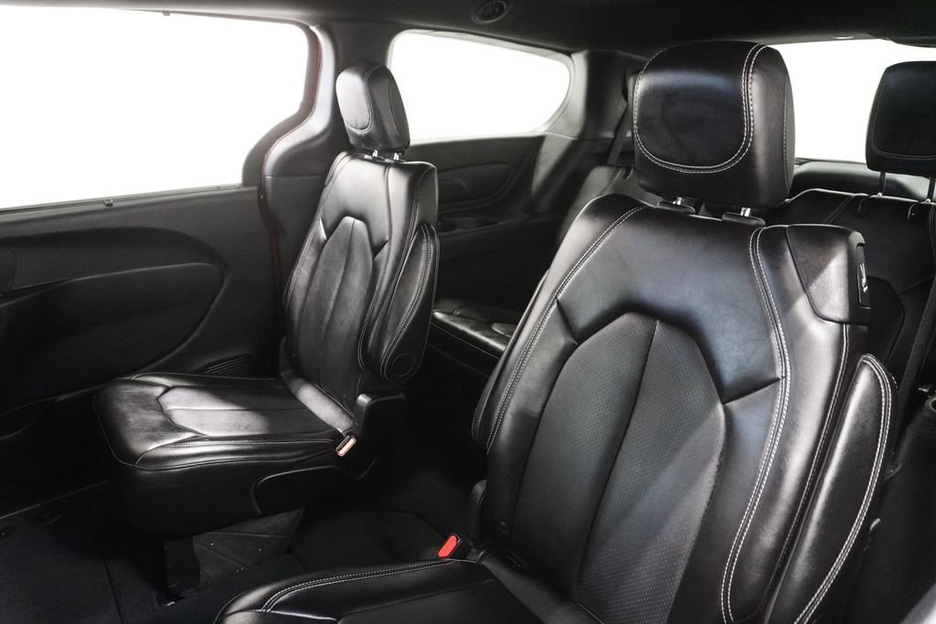 Used 2025 Chrysler Pacifica Select image 10