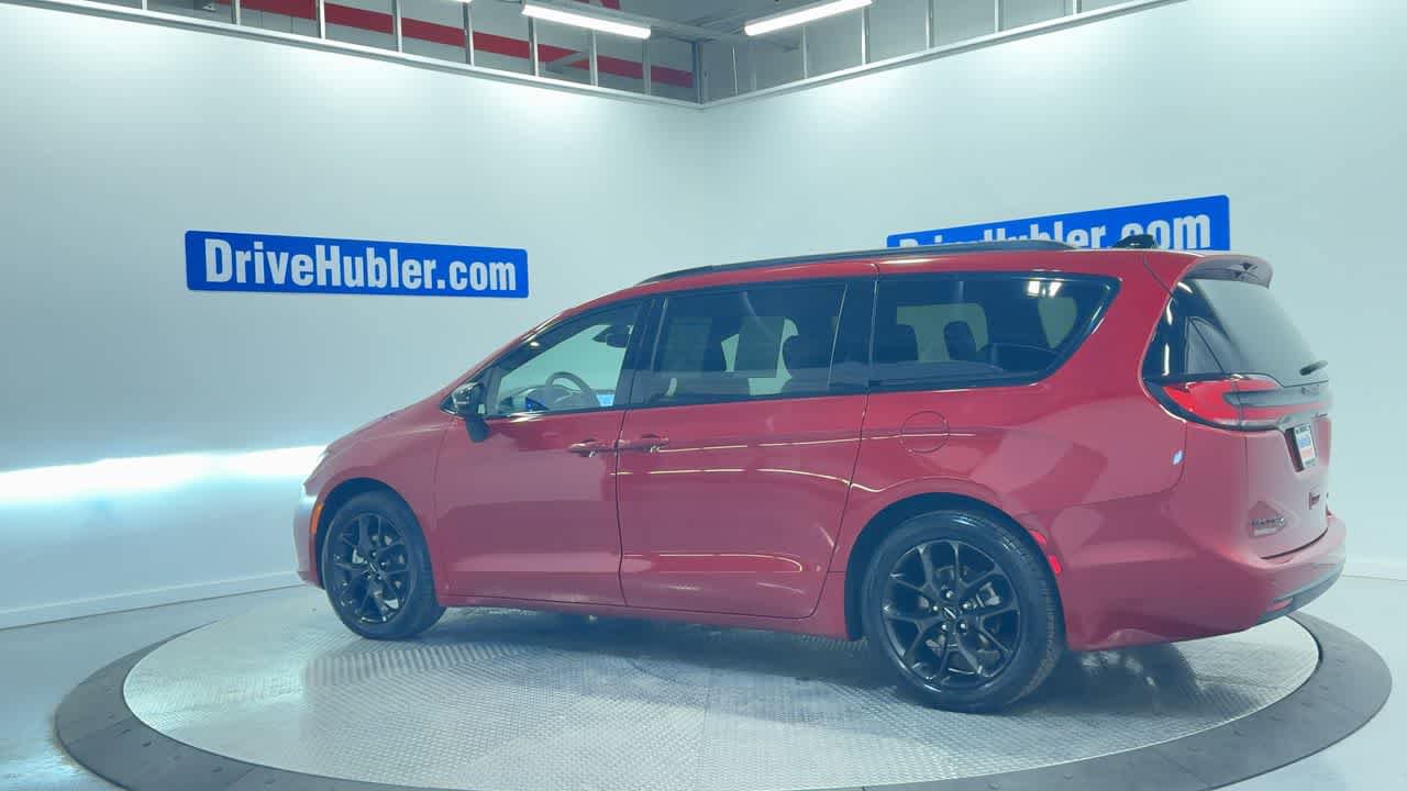 Used 2025 Chrysler Pacifica Limited FWD image 8