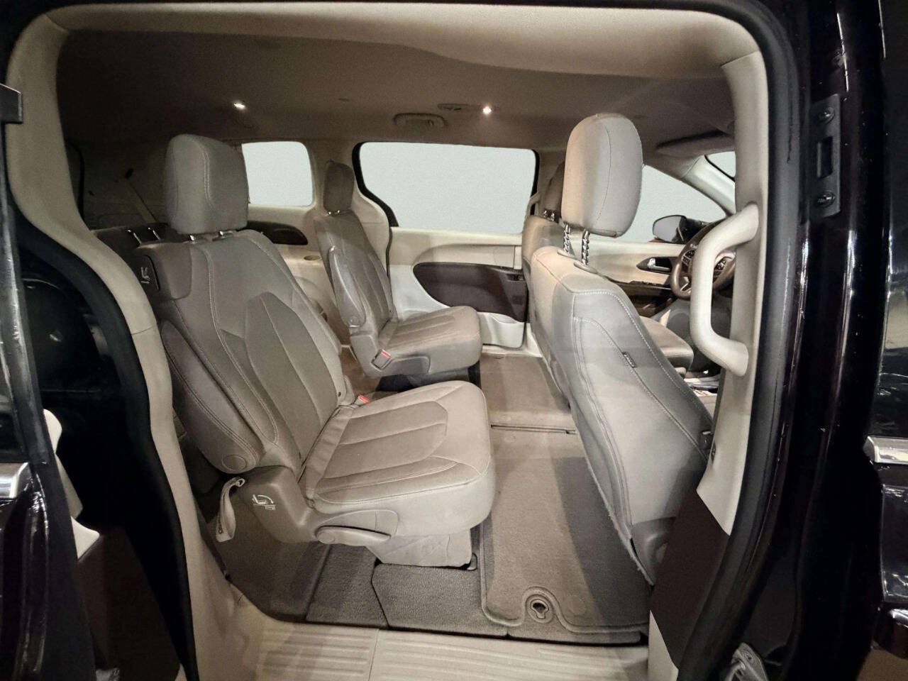 Used 2017 Chrysler Pacifica Touring FWD image 23