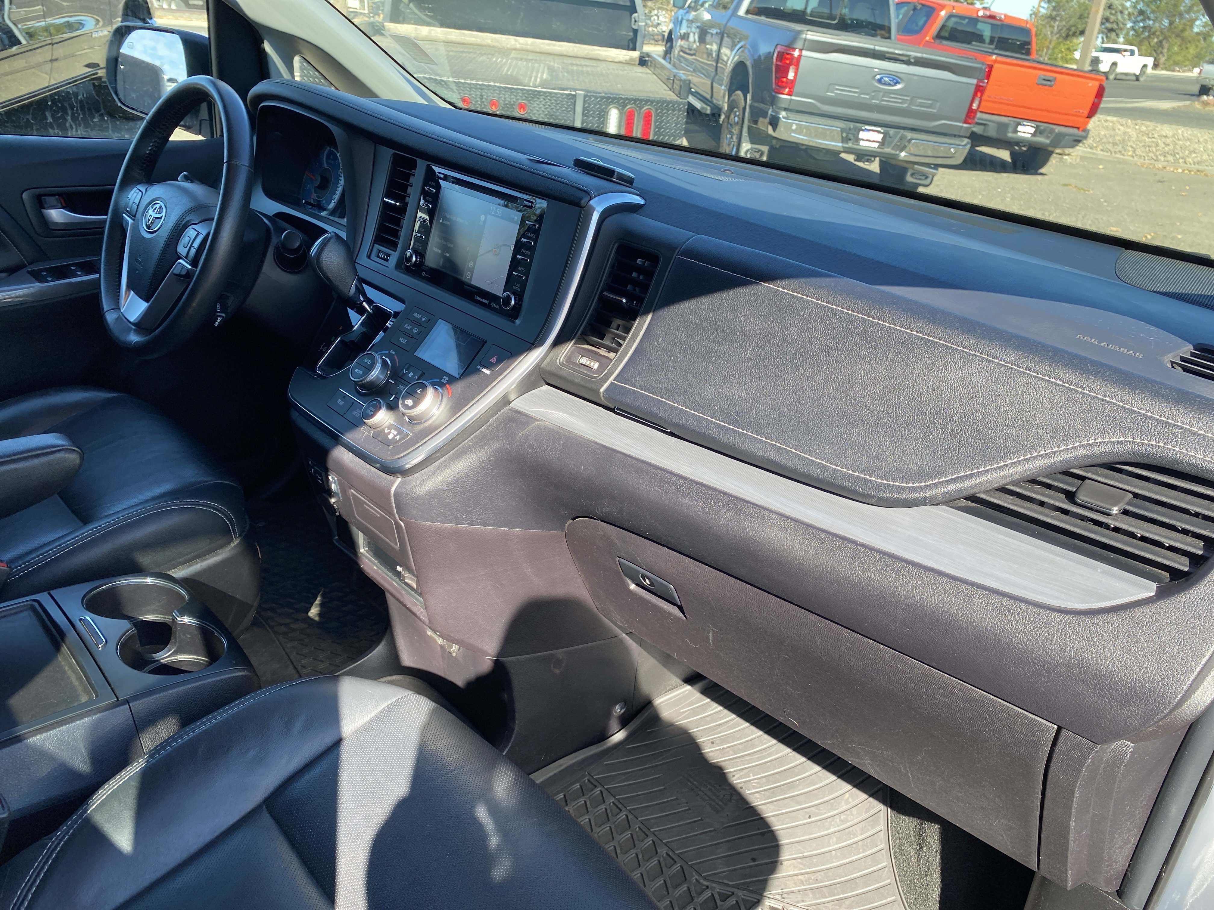 Used 2018 Toyota Sienna SE FWD image 28