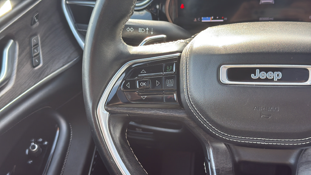 Used 2022 Jeep Grand Cherokee Overland w/ Luxury Tech Group IV AWD/4WD image 23