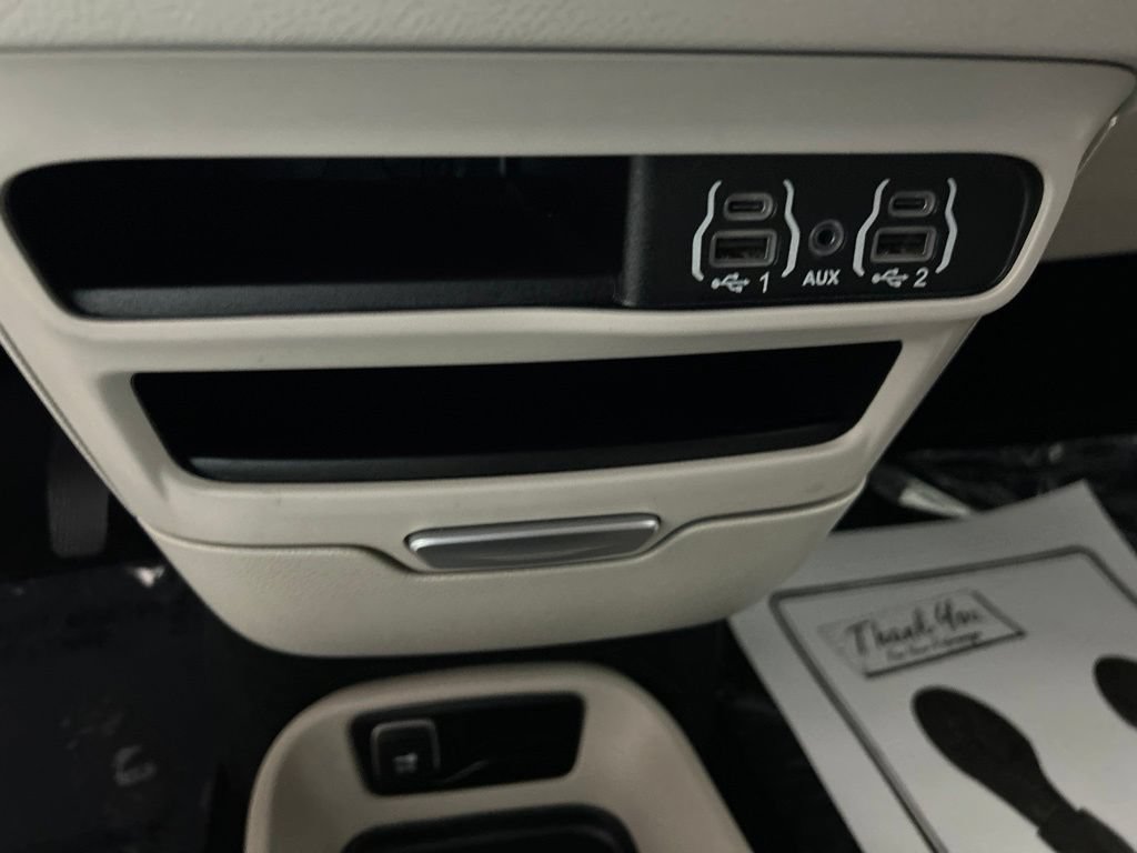 Used 2024 Chrysler Pacifica Touring-L FWD image 26