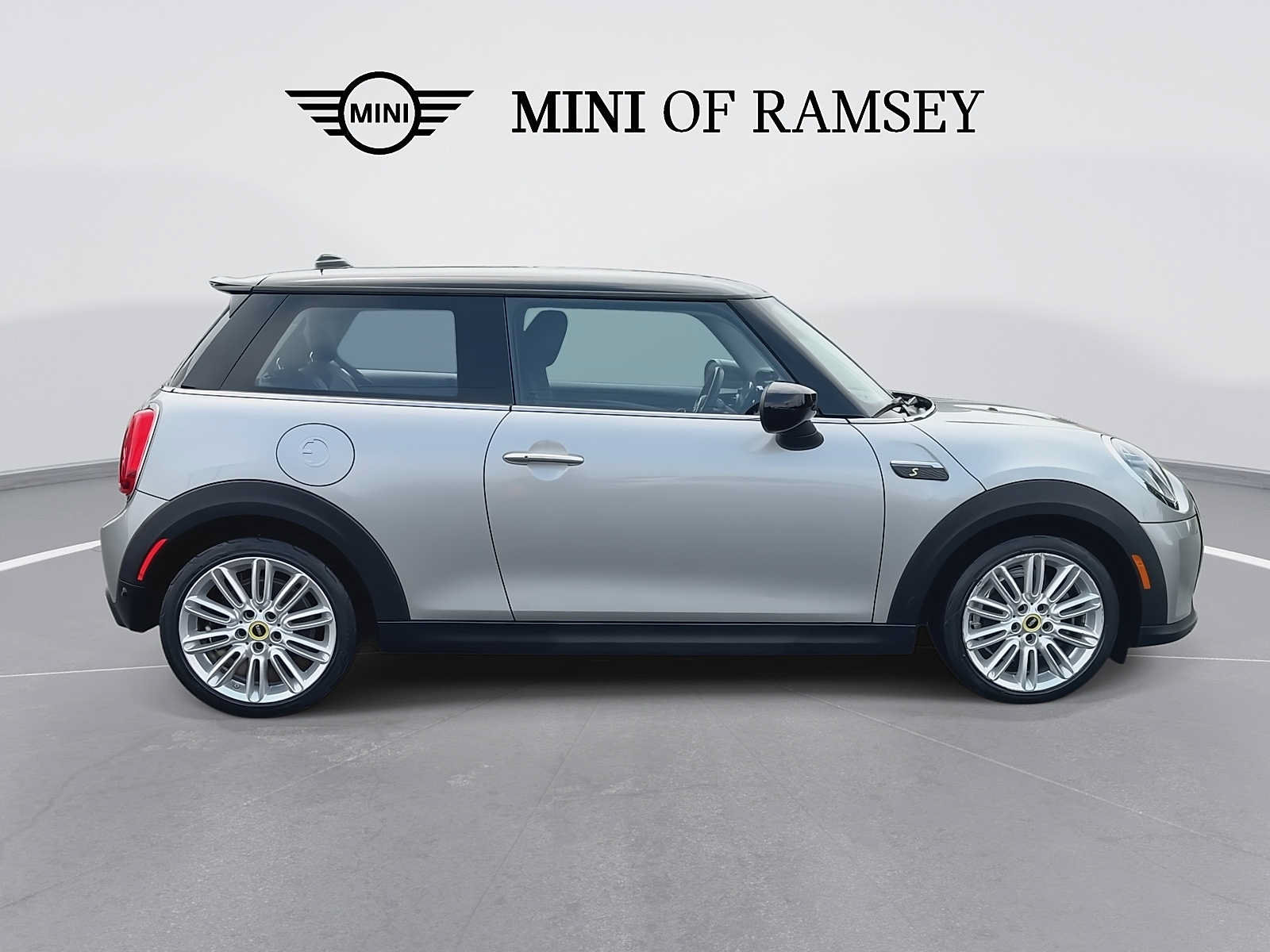 Used 2024 MINI Cooper SE w/ Signature Upholstery Package FWD image 9