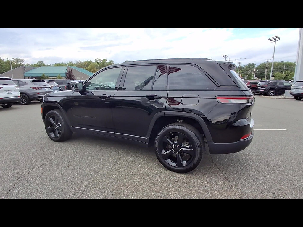 Used 2025 Jeep Grand Cherokee Limited w/ Black Appearance Package AWD/4WD image 6