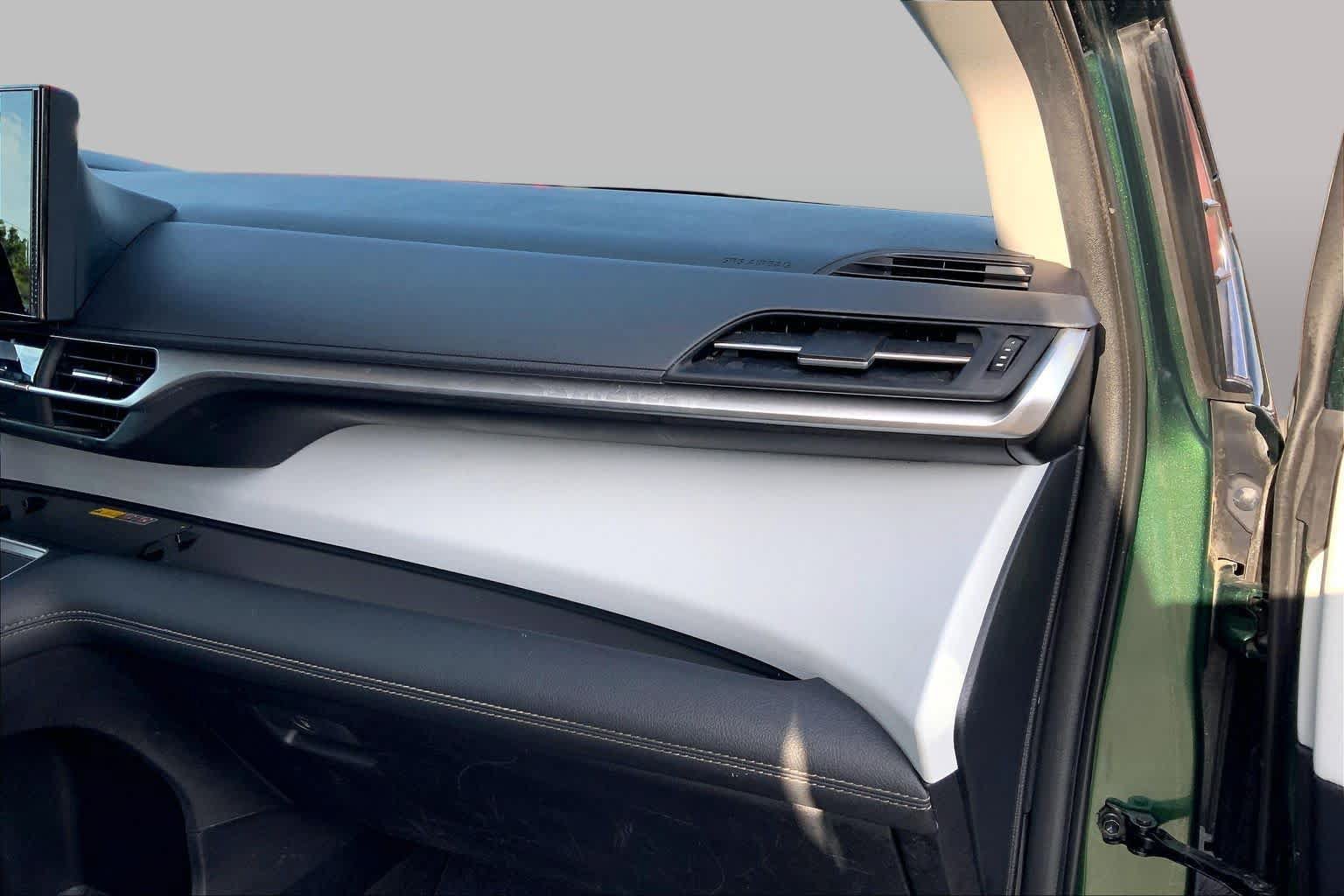 Used 2025 Toyota Sienna LE w/ LE Plus Package FWD image 19