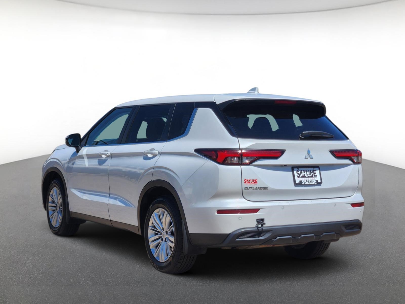 Used 2023 Mitsubishi Outlander ES FWD image 4