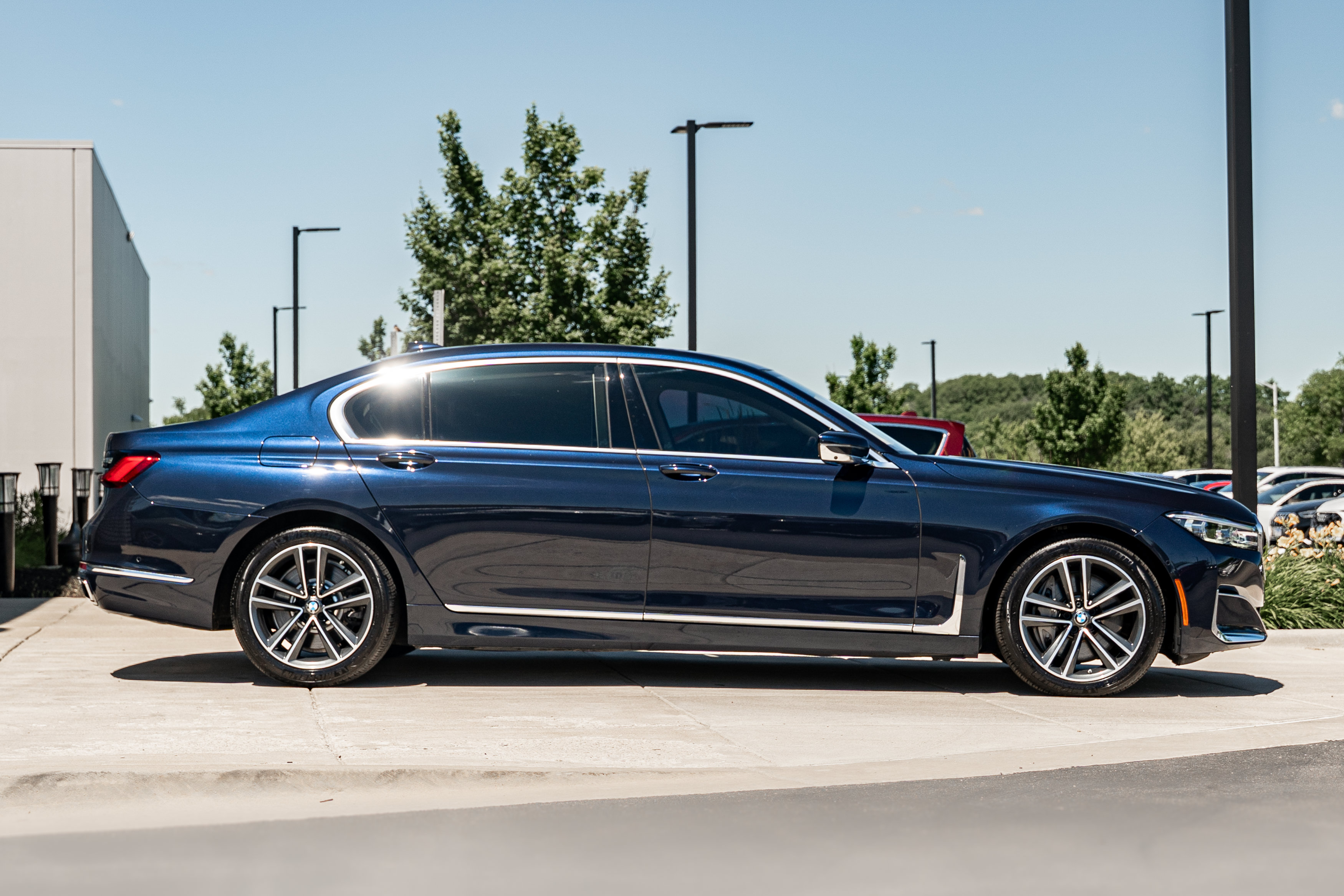 Used 2020 BMW 750i xDrive w/ Autobahn Package AWD/4WD image 3