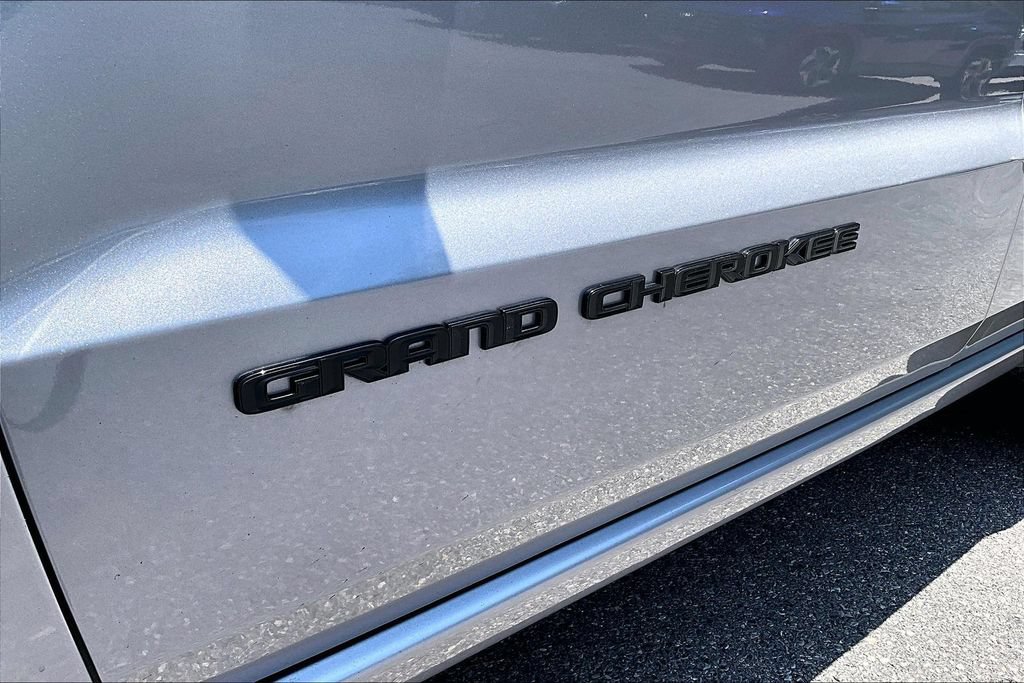 Used 2020 Jeep Grand Cherokee Altitude AWD/4WD image 24