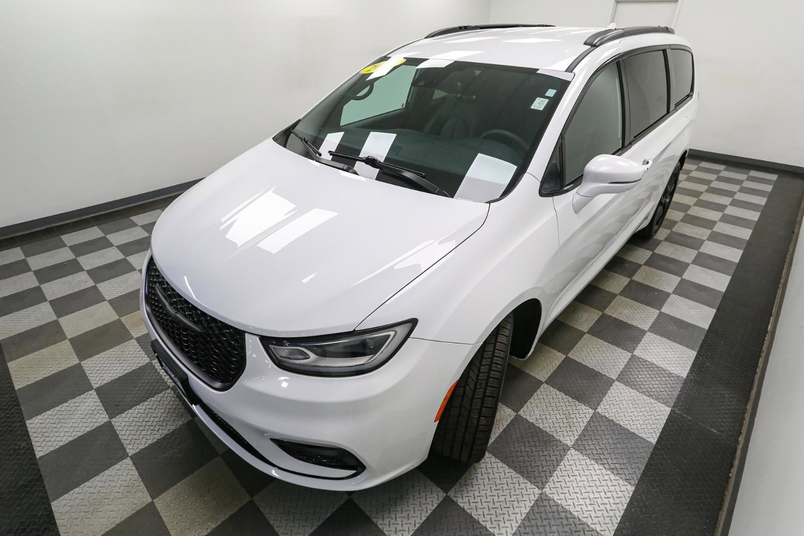 Used 2022 Chrysler Pacifica Touring-L w/ S Appearance Package image 6