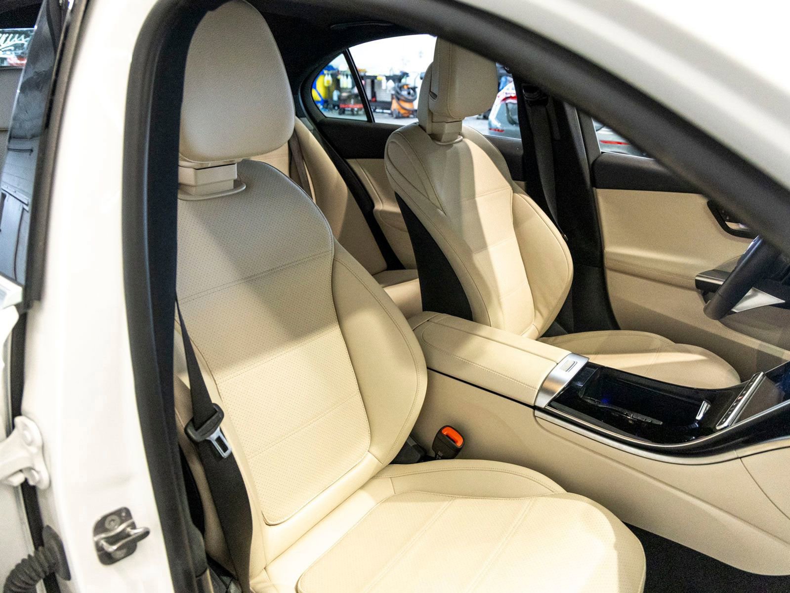 Used 2025 Mercedes-Benz C 300 Sedan image 27