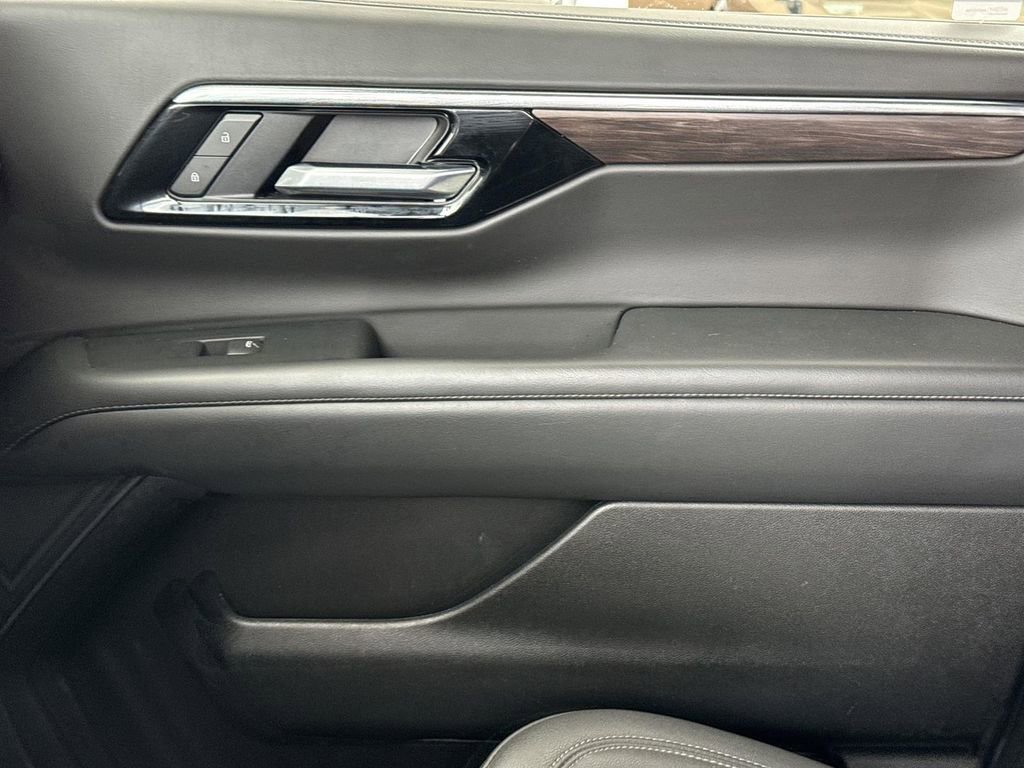 Used 2025 Chevrolet Suburban Z71 image 21